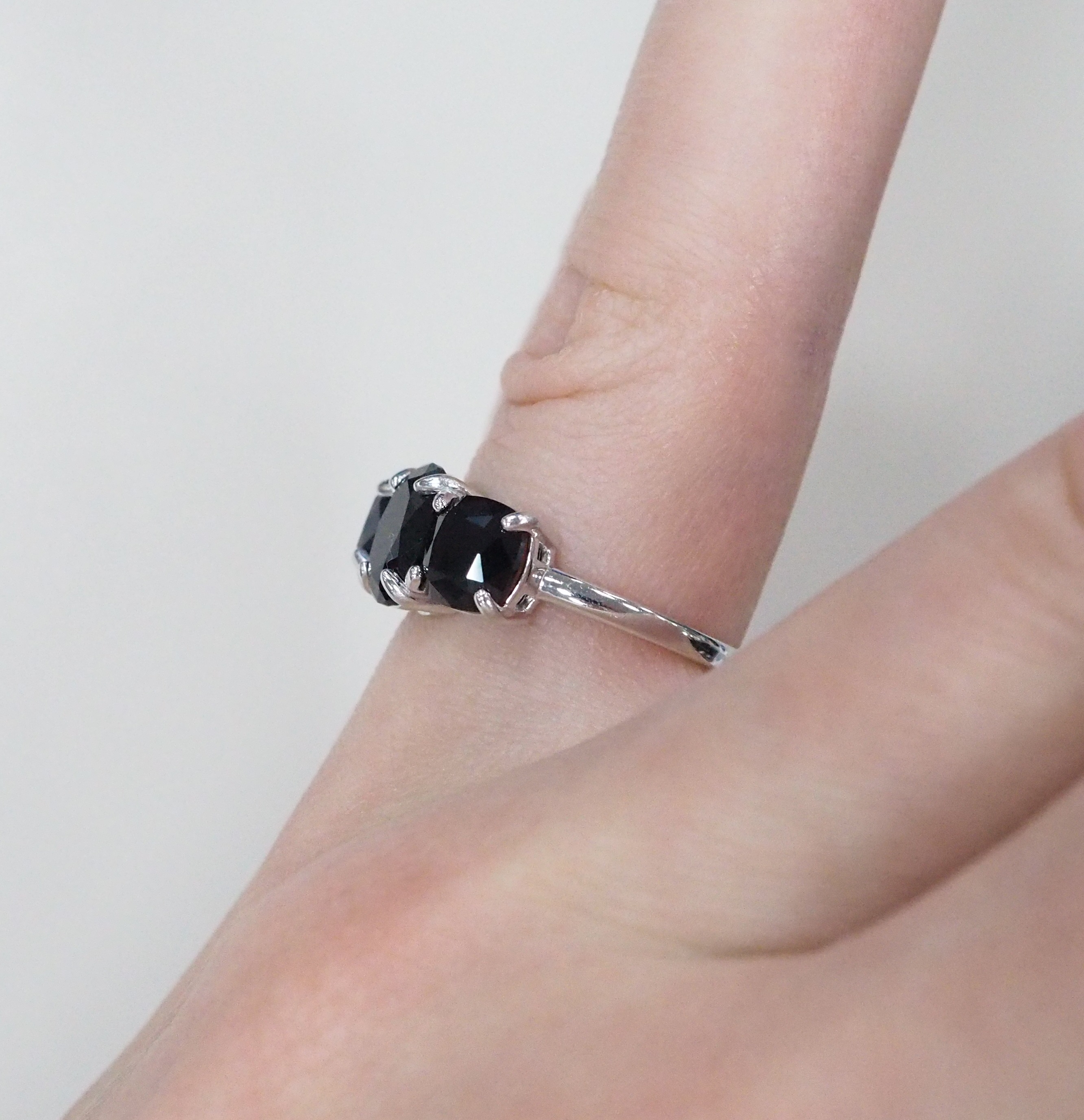 Серебряное кольцо с черными турмалинами